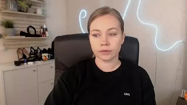 holly_xglam from StripChat