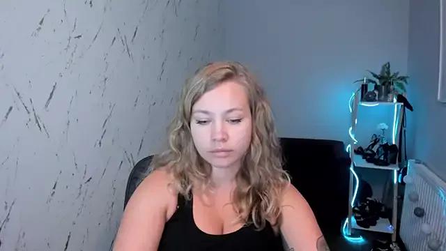 holly_xglam from StripChat
