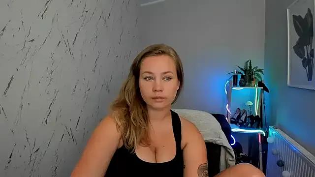 holly_xglam from StripChat
