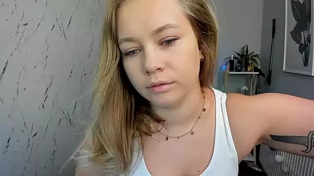 holly_xglam from StripChat