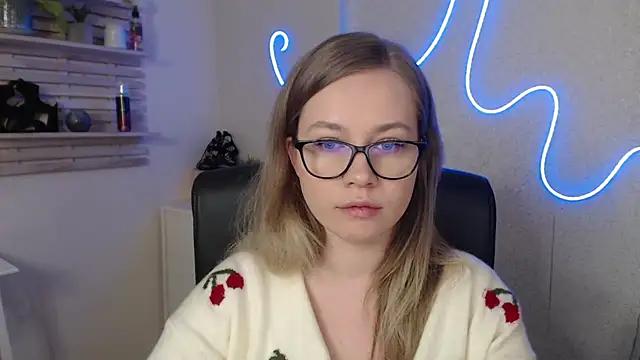 holly_xglam from StripChat