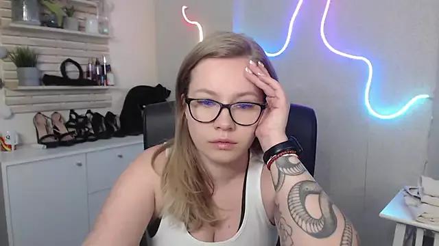 holly_xglam from StripChat