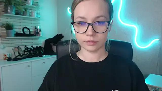 holly_xglam from StripChat