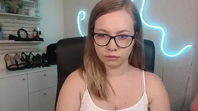 holly_xglam from StripChat