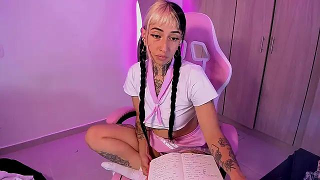 HollyHudsonn from StripChat