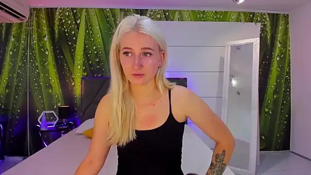 HollyTailors from StripChat