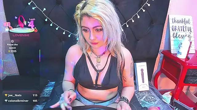HollyWould__ from StripChat is Freechat