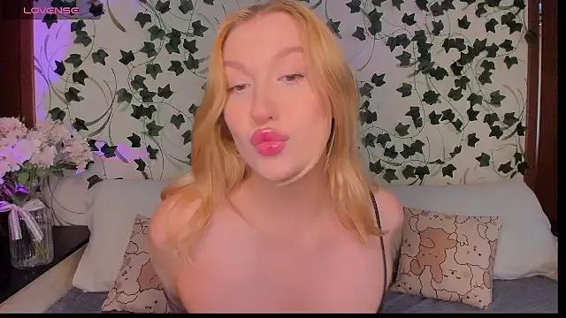 HollyyLee from StripChat