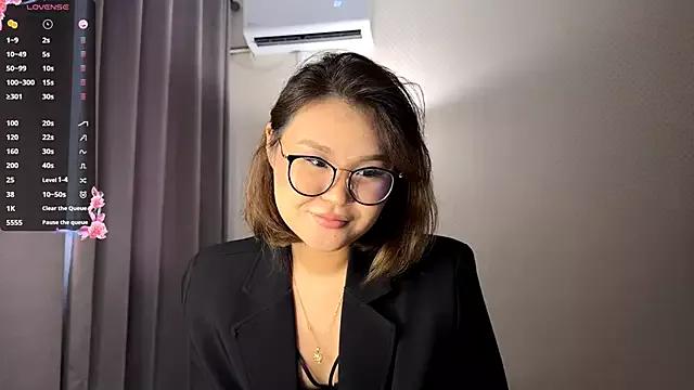 HoneyKitsu from StripChat is Freechat