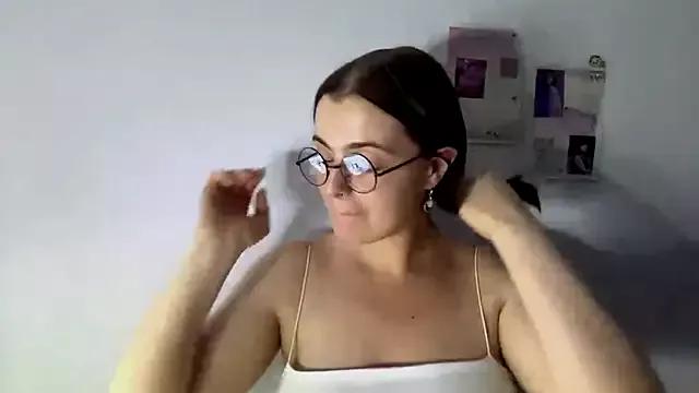 HoneyMist from StripChat is Freechat