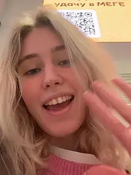 HoneyRay from StripChat is Freechat