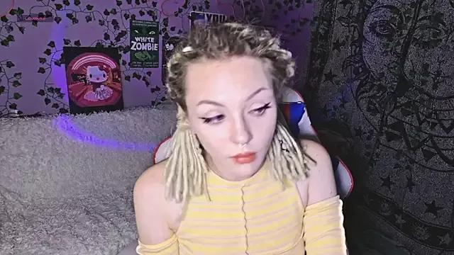 hotbeathoney from StripChat is Freechat