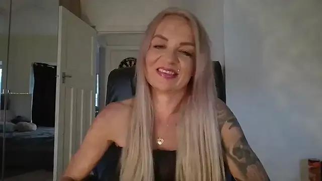 Hotlaurax from StripChat is Freechat