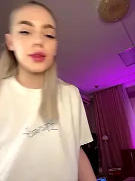 Photos of HugeBoobsAlice from StripChat is Freechat