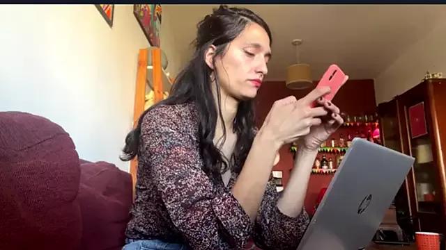 IrisPurplee from StripChat is Freechat