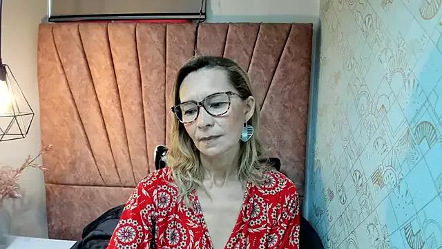 Issa_Milf__ from StripChat