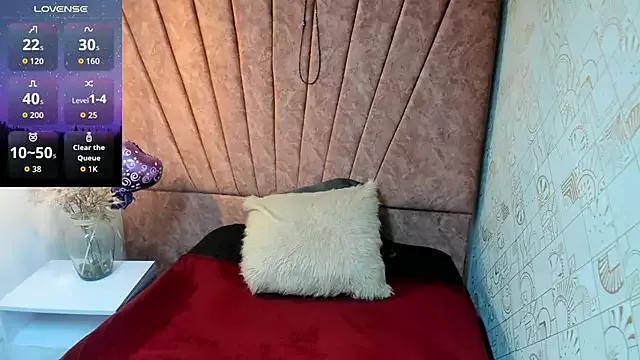 Issa_Milf__ from StripChat