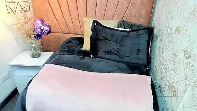 Issa_Milf__ from StripChat