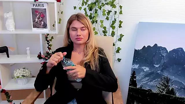 IvonneBattee from StripChat is Freechat