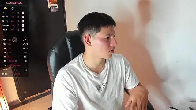 JamesCr_ from StripChat is Freechat