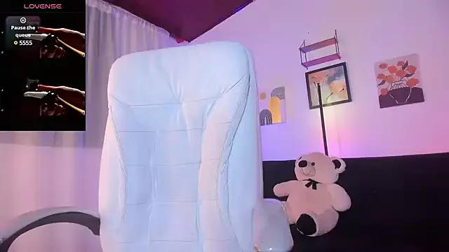 Jhiinny_Brownn from StripChat is Freechat