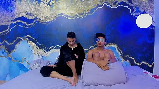 Juicy_Crew from StripChat is Freechat
