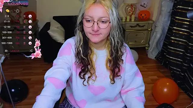 JuicyLullu from StripChat is Freechat