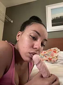 Photos of juicyyy323 from StripChat is Freechat