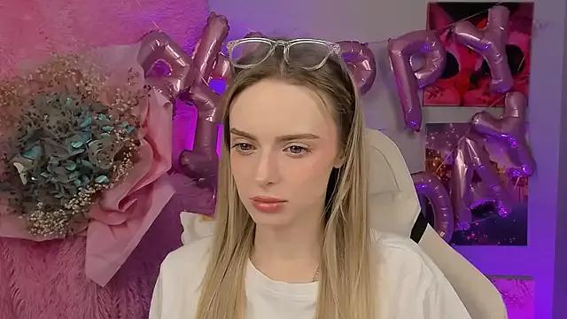JuliaBrewwer from StripChat is Freechat