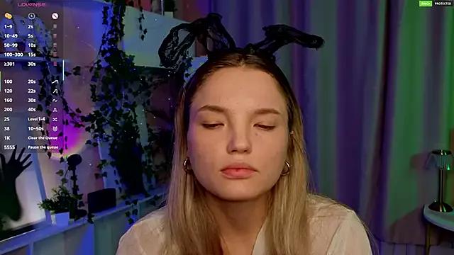 JulieLupo from StripChat is Freechat