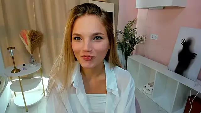 JulieLupo from StripChat is Freechat