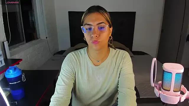 Kamilasalazar from StripChat is Freechat
