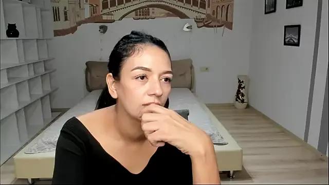 KarinaLees from StripChat is Freechat