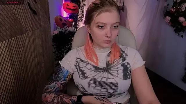 Kiki_shay from StripChat is Freechat