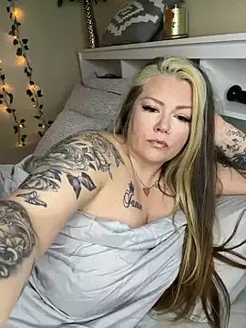 KikiBBW from StripChat