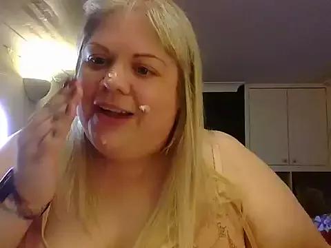 Kinkyhousewife83 from StripChat