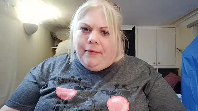 Kinkyhousewife83 from StripChat