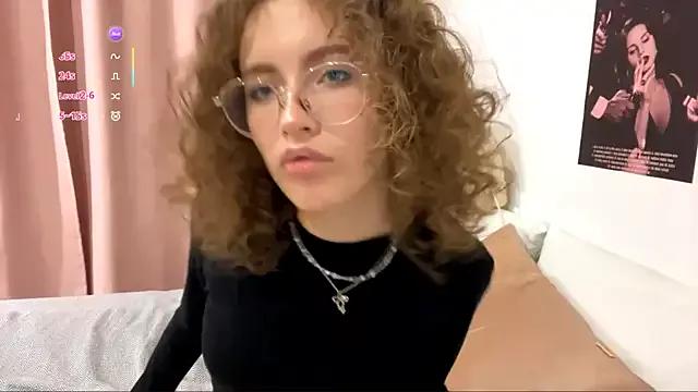 Kira_Sanders from StripChat is Freechat