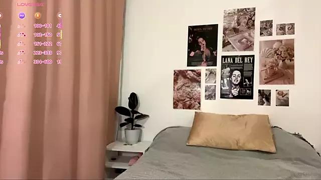 Kira_Sanders from StripChat is Freechat