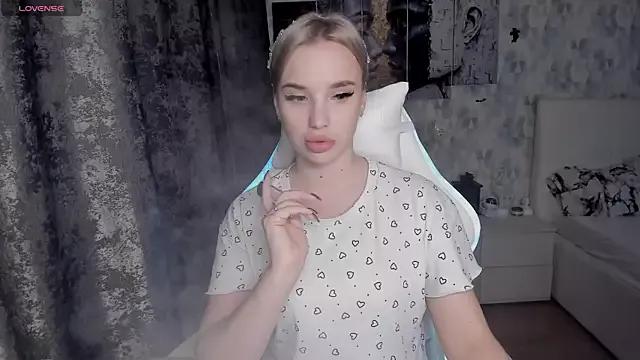 KiraKrox from StripChat is Freechat