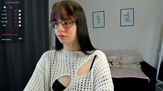 KiraZephyr webcams show profile image 