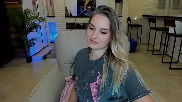 KittiLiza from StripChat is Freechat