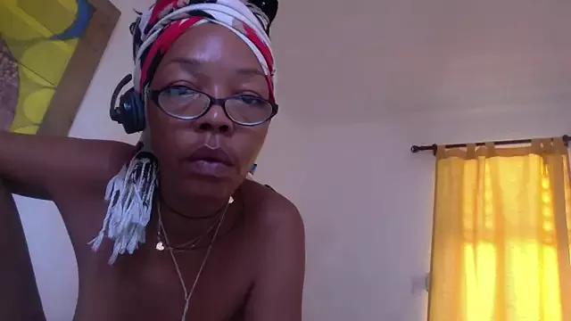Ladyzee25 from StripChat is Freechat