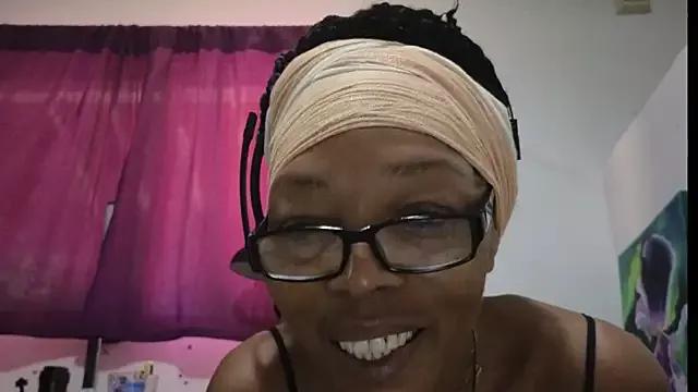 Ladyzee25 from StripChat is Freechat
