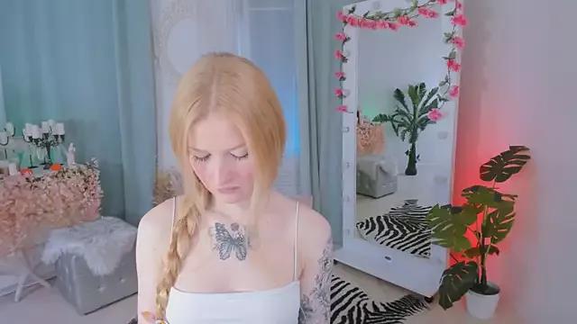 Laly_Peach from StripChat