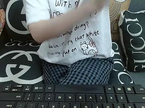 Lamoon_2k from StripChat is Freechat