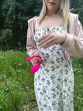 LaraBlond from StripChat