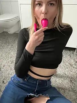 LaraBlond from StripChat