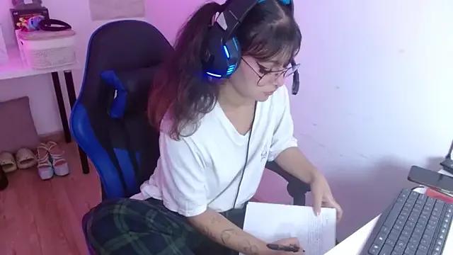 larah_uwu from StripChat