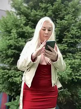 LaraHollywood from StripChat